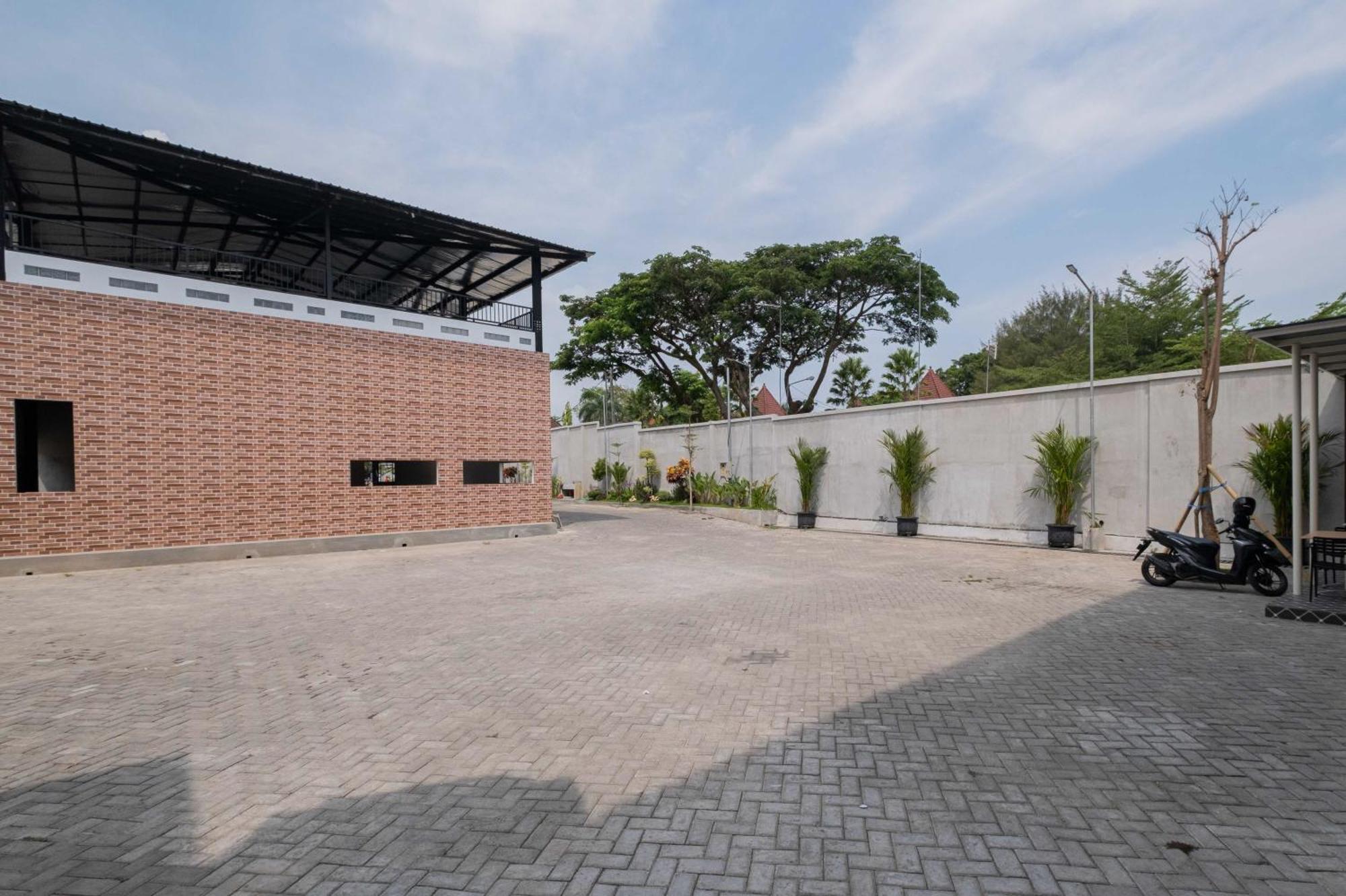 Sans Wm Hotel Blitar Exterior photo